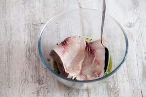Preparazione Fette di pesce spada fritto - Fase 1