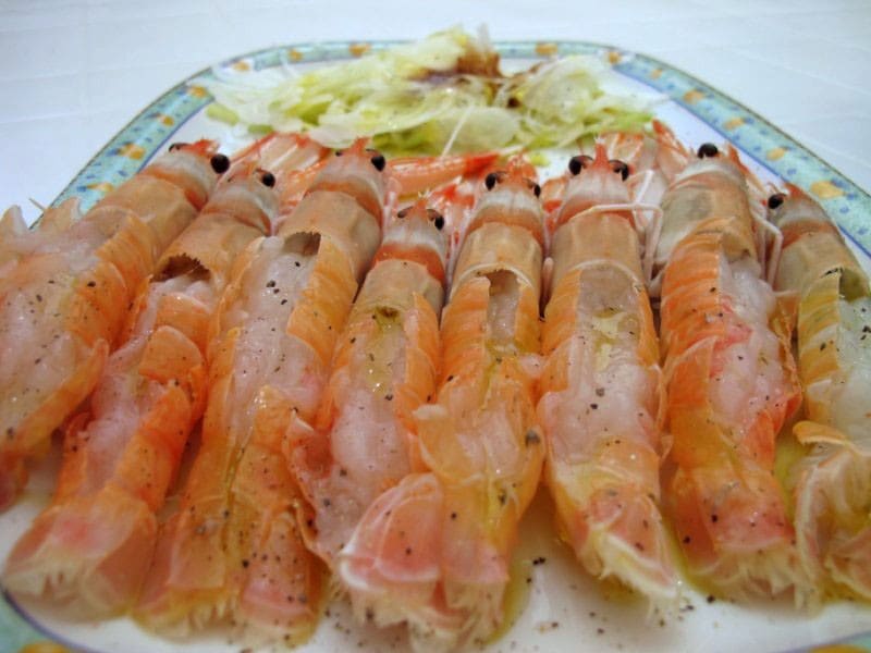 Scampi dell'Asinara con carpaccio di sedano e cipolla marinato al balsamico ricetta