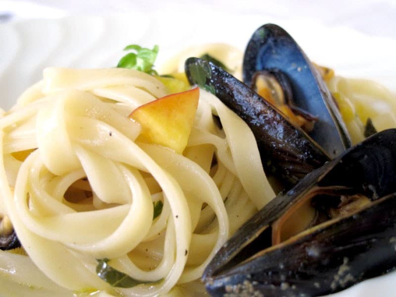 Tagliatelle di Kamut, pesche e cozze ricetta