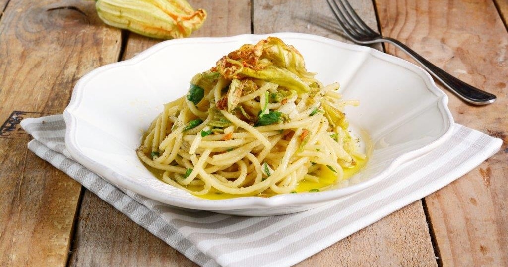 Spaghetti con fiori di zucca, bottarga e lime ricetta