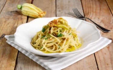 Spaghetti con fiori di zucca, bottarga e lime