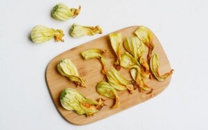 Preparazione Spaghetti con fiori di zucca, bottarga e lime - Fase 1