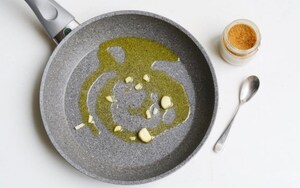 Preparazione Spaghetti con fiori di zucca, bottarga e lime - Fase 1