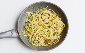 Preparazione Spaghetti con fiori di zucca, bottarga e lime - Fase 2