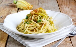 Preparazione Spaghetti con fiori di zucca, bottarga e lime - Fase 2