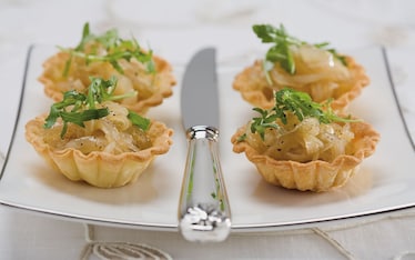 Cestini di cipolle caramellate con insalata di rucola