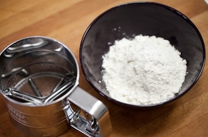 Preparazione Cestini di cipolle caramellate con insalata di rucola - Fase 1