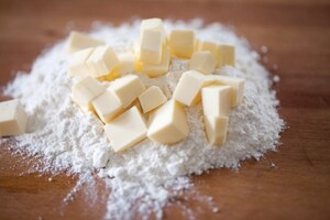 Preparazione Cestini di cipolle caramellate con insalata di rucola - Fase 1