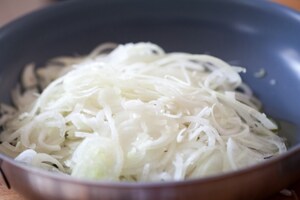 Preparazione Cestini di cipolle caramellate con insalata di rucola - Fase 5