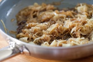 Preparazione Cestini di cipolle caramellate con insalata di rucola - Fase 6