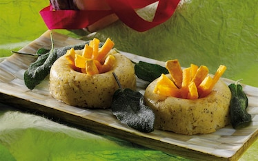 Ciambelline di polenta nera con zucca e salvia fritte