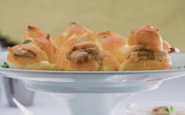 Corona di bignè di groviera alla crema di prosciutto e funghi