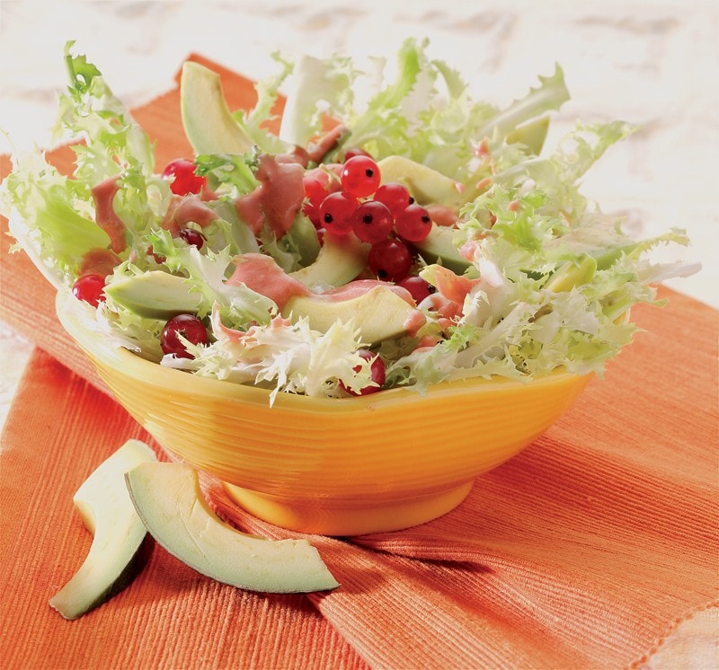 Insalata riccia con ribes e lamelle di avocado ricetta