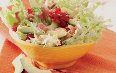 Insalata riccia con ribes e lamelle di avocado