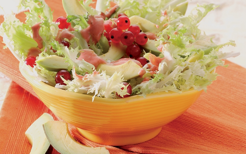 Insalata riccia con ribes e lamelle di avocado Insalata riccia con ribes e lamelle di avocado