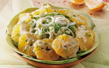 Misto di lattughe con avocado e mandarini