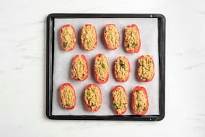 Preparazione Pomodori gratinati con paté di olive - Fase 3