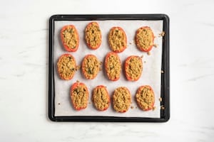 Preparazione Pomodori gratinati con paté di olive - Fase 3