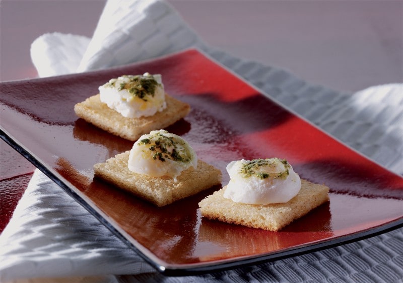 Uova di quaglia in camicia su crostino velato di pesto ricetta