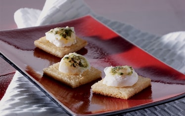 Uova di quaglia in camicia su crostino velato di pesto