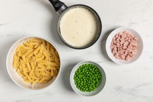 Preparazione Gratin di pennette alla mortadella e piselli - Fase 1