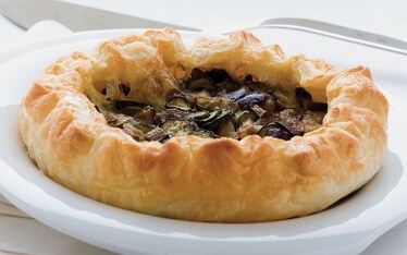 Sfogliata con verdure miste in padella