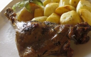 Coscia d’oca confit con patate e composta di mele renette