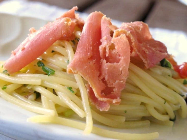 Spaghetti con musciame di tonno e cipollina bruciata ricetta