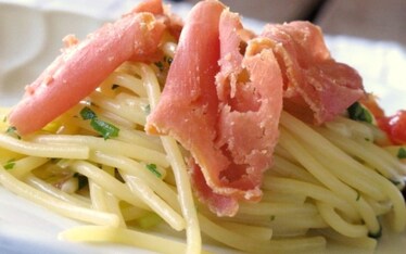 Spaghetti con musciame di tonno e cipollina bruciata