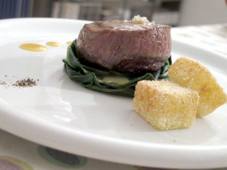 Tournedos con millefoglie di bietola e patate in crosta di mais, salsa di miele e senape ricetta