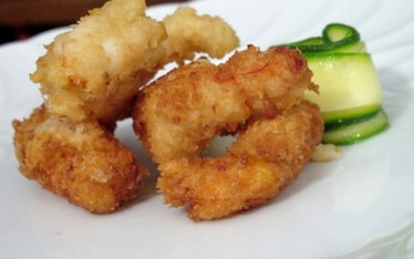 Gamberi in pastella con lasagnette di zucchina marinate al sale di Danimarca