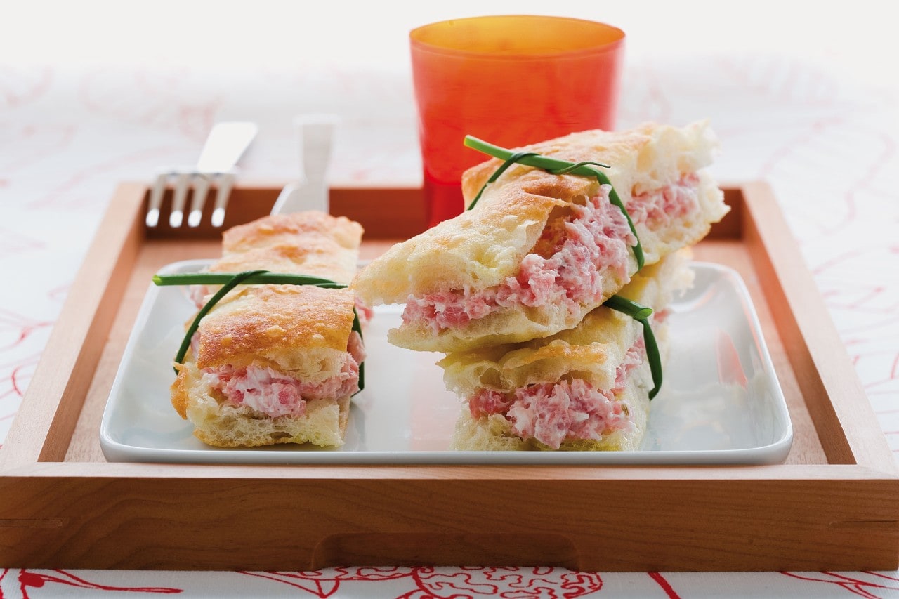 Focaccia con salsiccia e stracchino ricetta