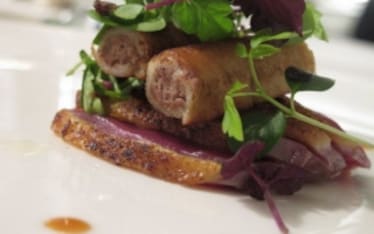 Petto d'anatra marinato, cannolo di fegato e salsa alla pechinese