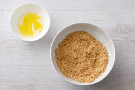 Preparazione Crostata cheesecake al lime e pinoli - Fase 1 Preparazione Crostata cheesecake al lime e pinoli - Fase 1