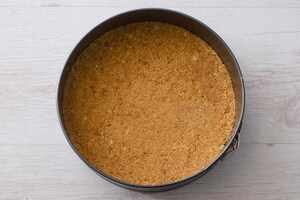 Preparazione Crostata cheesecake al lime e pinoli - Fase 2