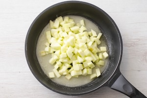 Preparazione Crostata alla crema e mele caramellate - Fase 3