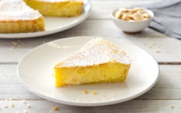 Crostata con crema di mandorle e spicchi di limone