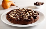 Torta al cioccolato, frutta secca e pere