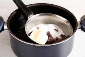 Preparazione Torta al cioccolato, frutta secca e pere - Fase 1