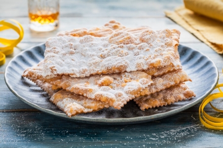 Preparazione Frappe fritte - Fase 2 Preparazione Frappe fritte - Fase 2