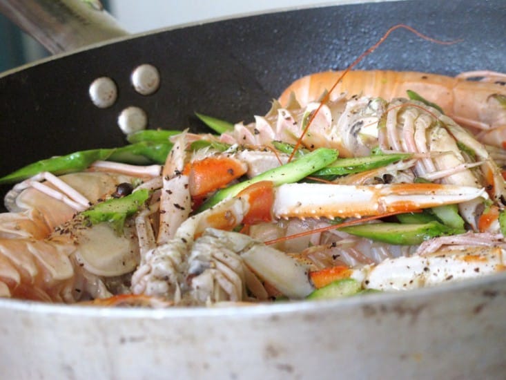 Scampi e asparagi in padella ricetta