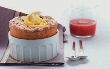 Soufflè al limone, mandorle e salsa di fragole