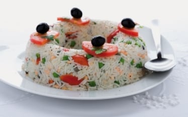 Ciambella di riso con salmone, olive e piselli