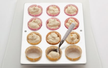 Preparazione Cupcakes alla vaniglia - Fase 2 Preparazione Cupcakes alla vaniglia - Fase 2