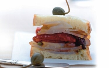 Panino con pesce spada, pomodorini e capperi