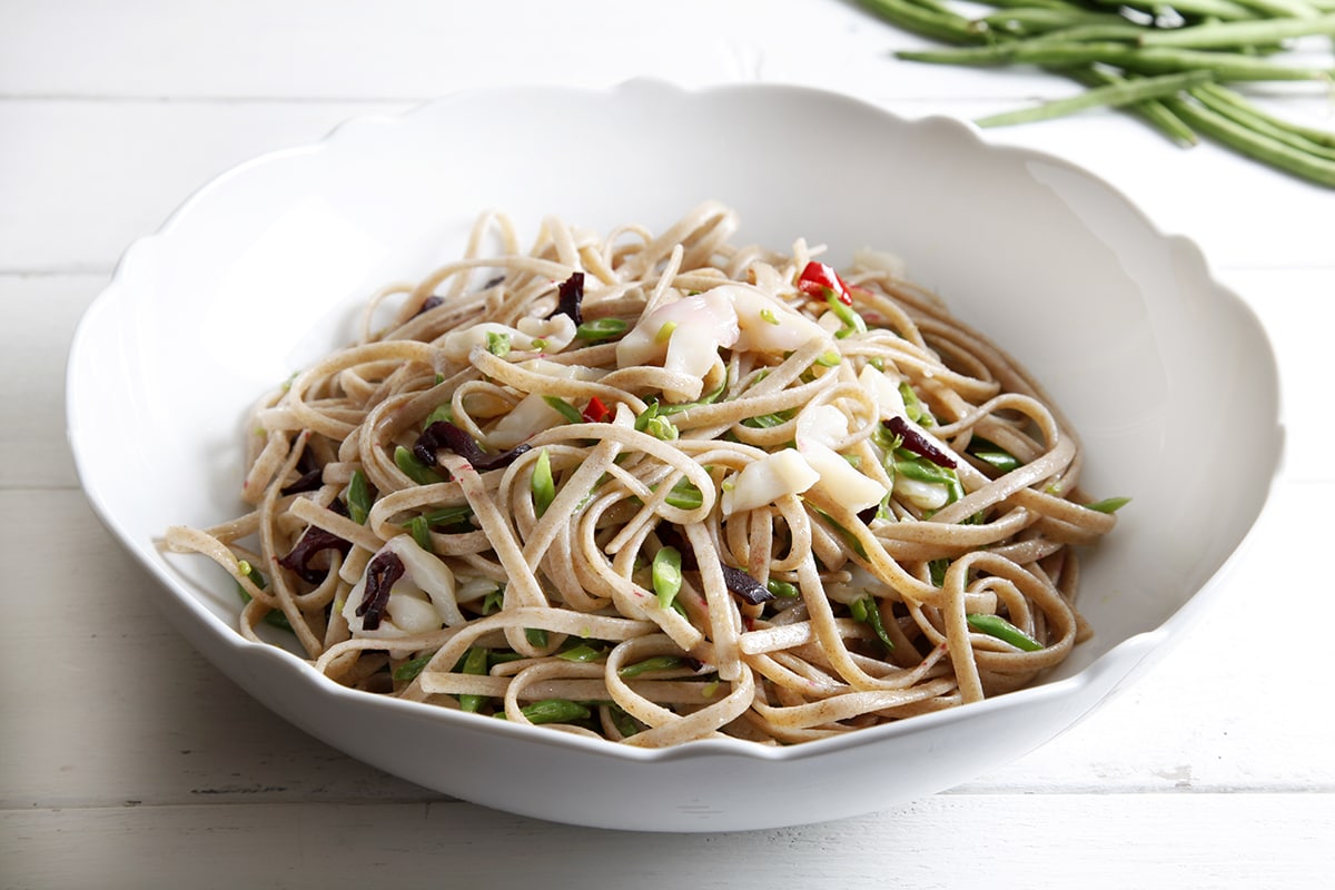 Linguine di farro alle capesante, fagiolini e rapa rossa ricetta