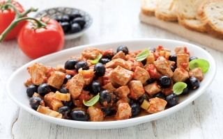 Tonno con olive nere, pomodori e sedano Tonno con olive nere, pomodori e sedano