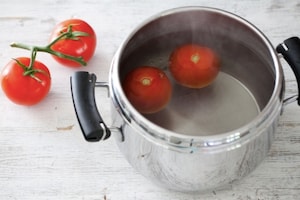 Preparazione Tonno con olive nere, pomodori e sedano - Fase 1