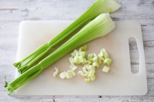 Preparazione Tonno con olive nere, pomodori e sedano - Fase 1