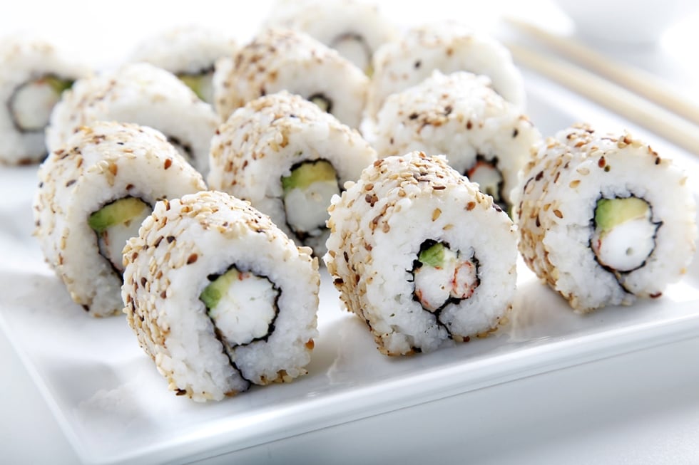 Uramaki con gamberi e avocado ricetta